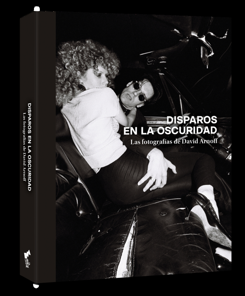 Disparos en la oscuridad: portada